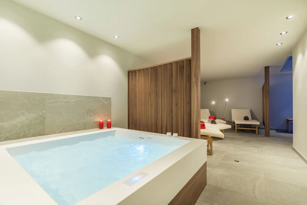 Indoor spa tub