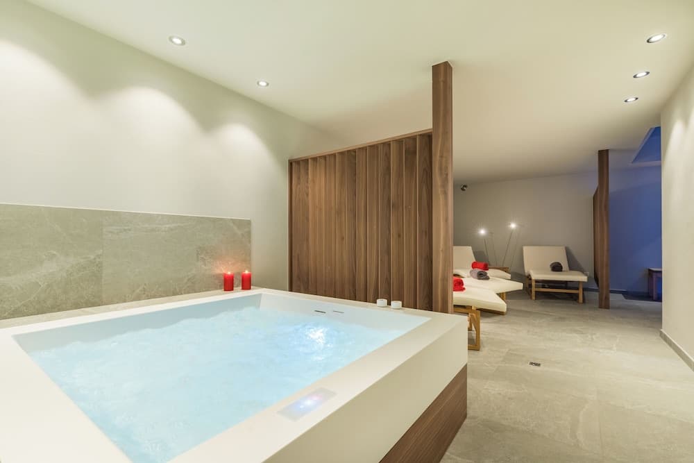 Indoor spa tub
