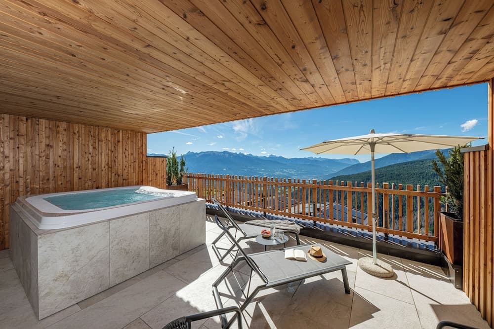 Private spa tub