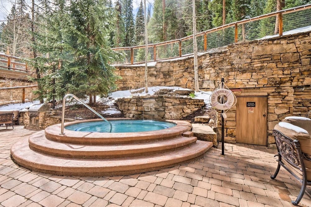 Deep soaking bathtub