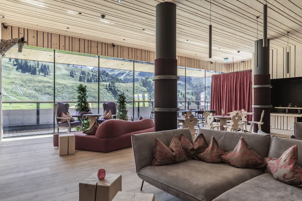 Lobby lounge