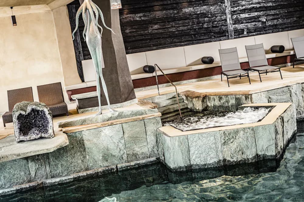 Indoor spa tub