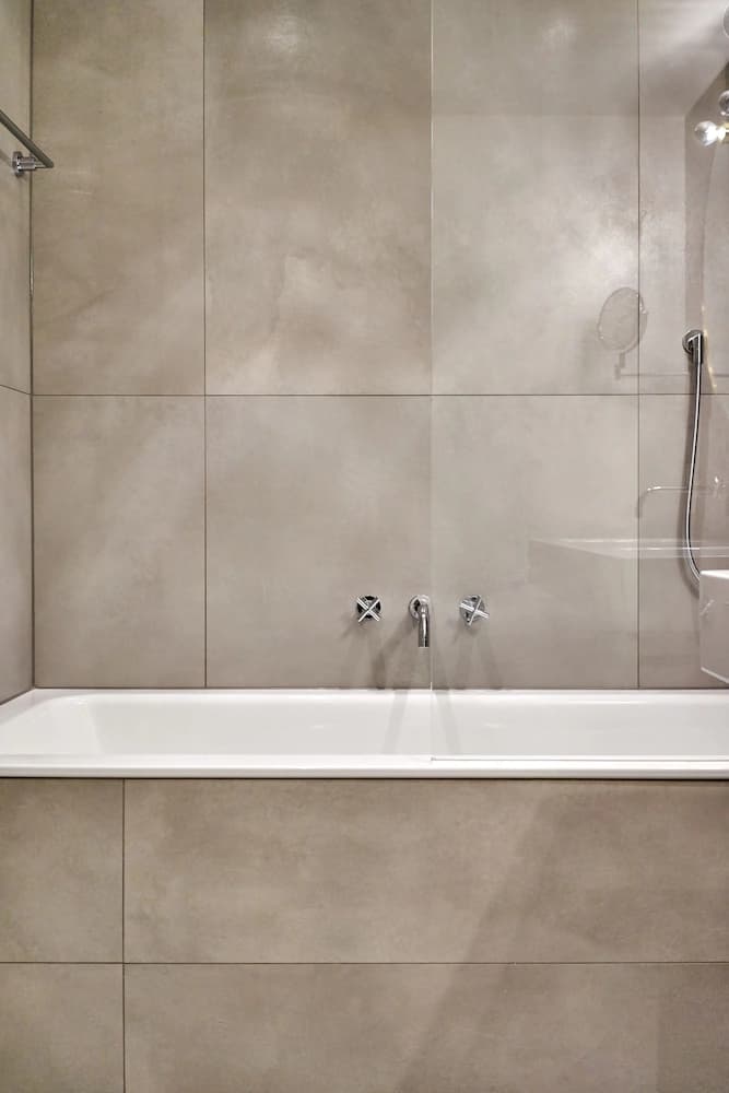 Deep soaking bathtub