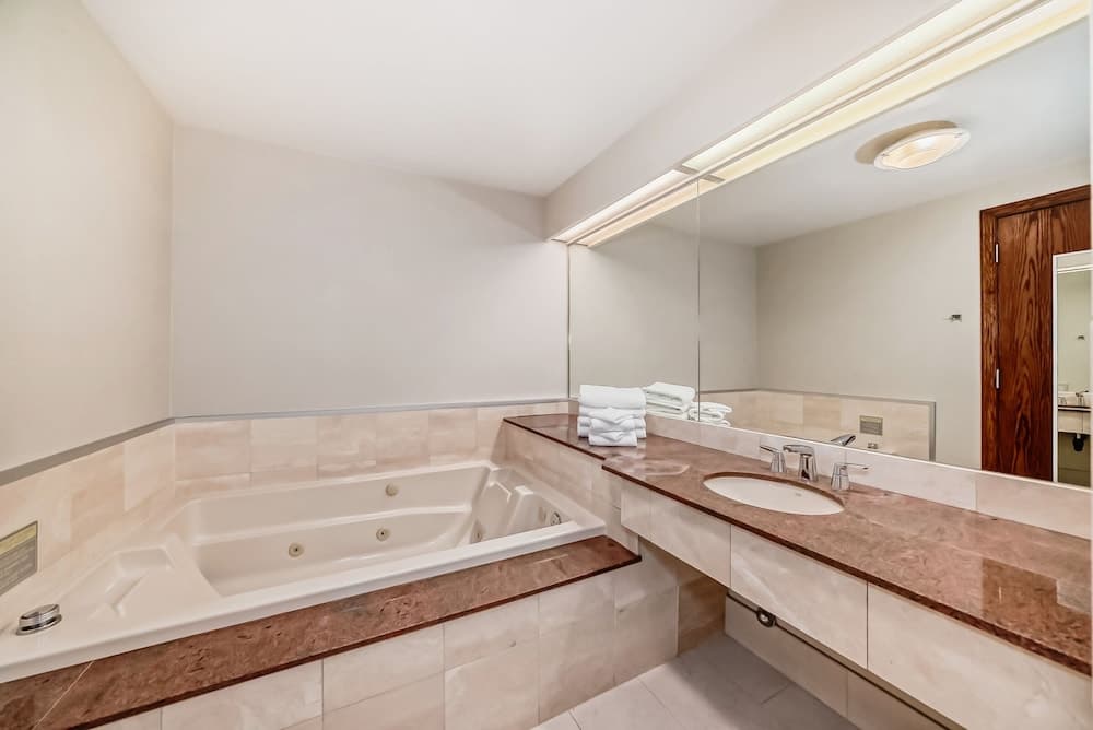 Jetted tub