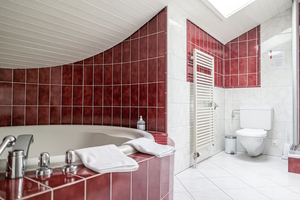 Deep soaking bathtub