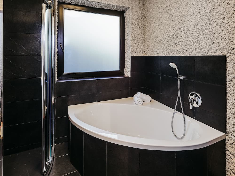 Deep soaking bathtub