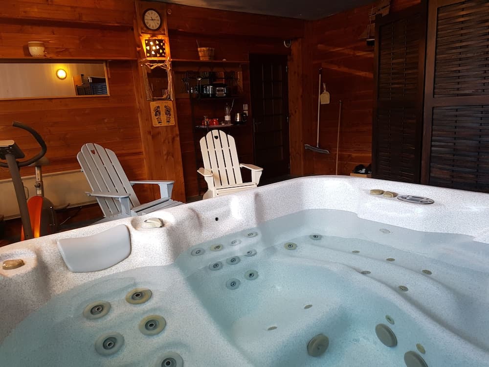 Indoor spa tub