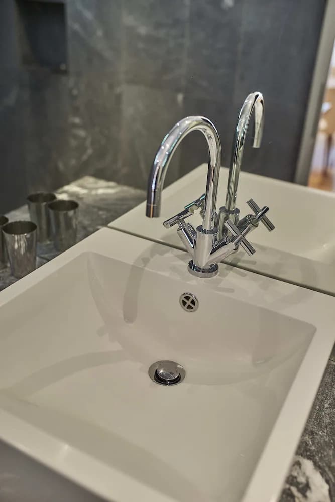 Bathroom sink