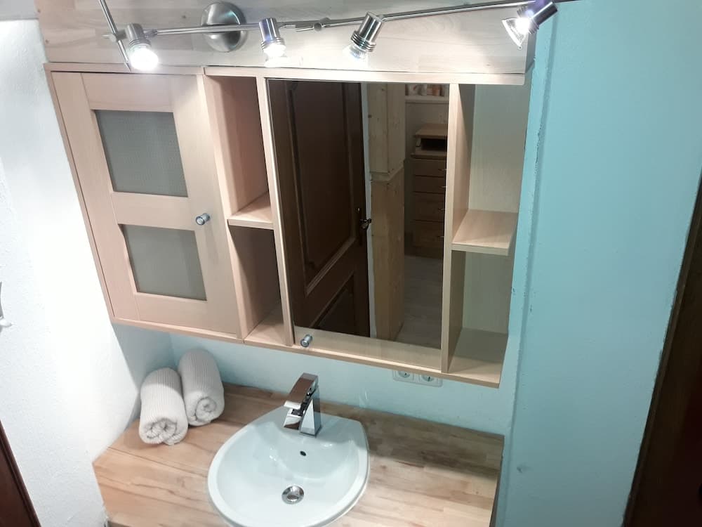 Bathroom sink