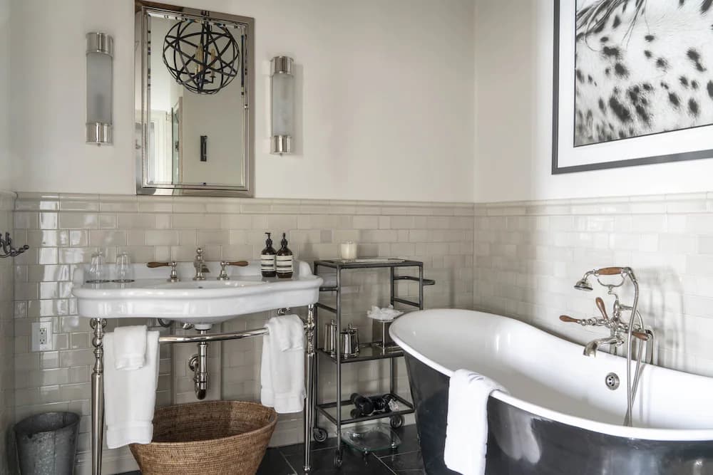 Deep soaking bathtub