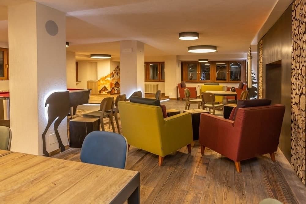 Lobby lounge