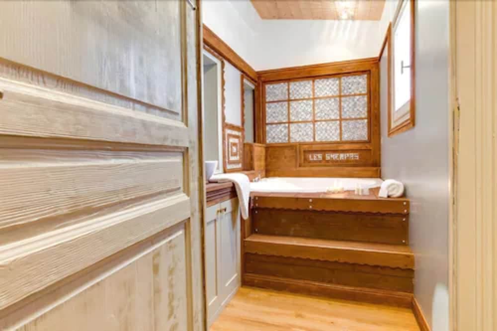 Deep soaking bathtub