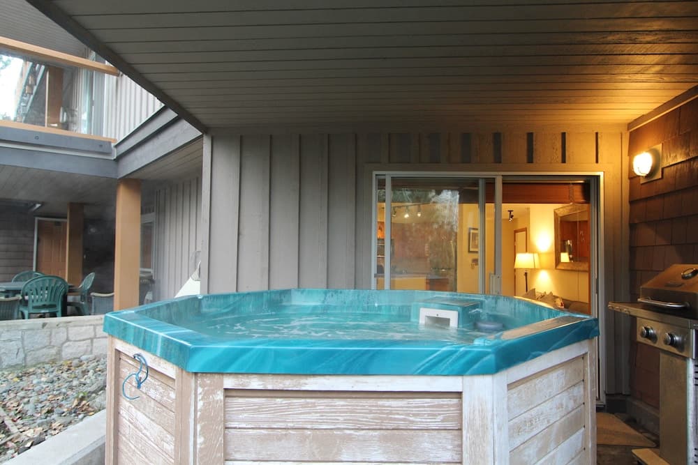 Private spa tub