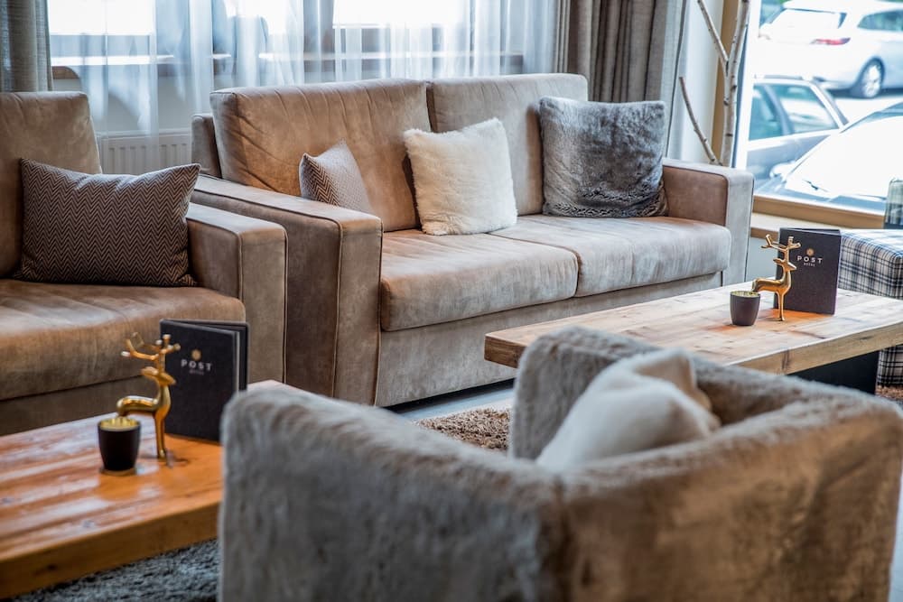 Lobby lounge