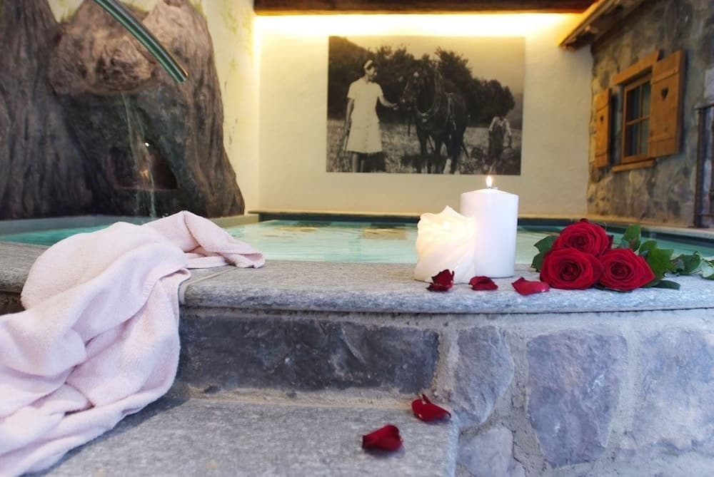 Indoor spa tub