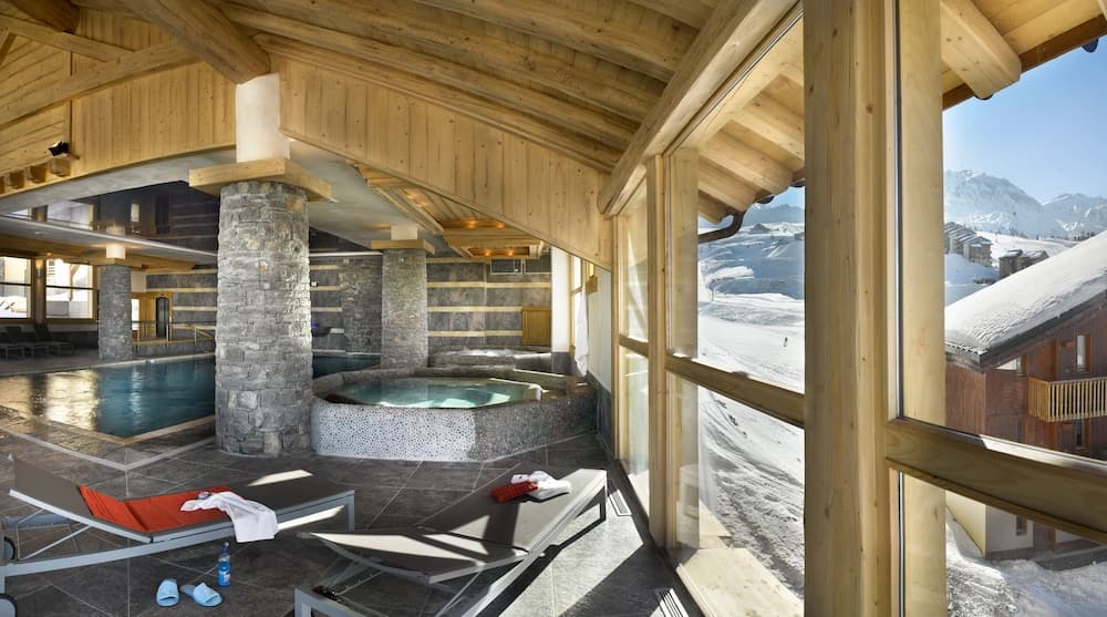 Indoor spa tub