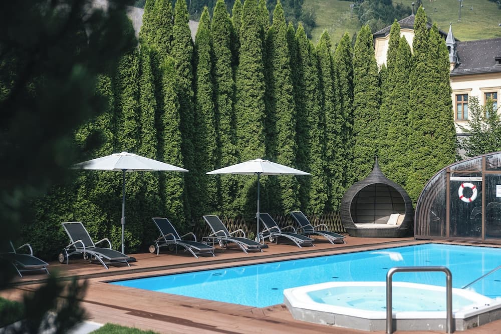 Indoor/outdoor pool