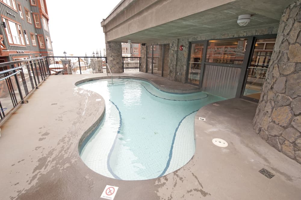 Indoor/outdoor pool