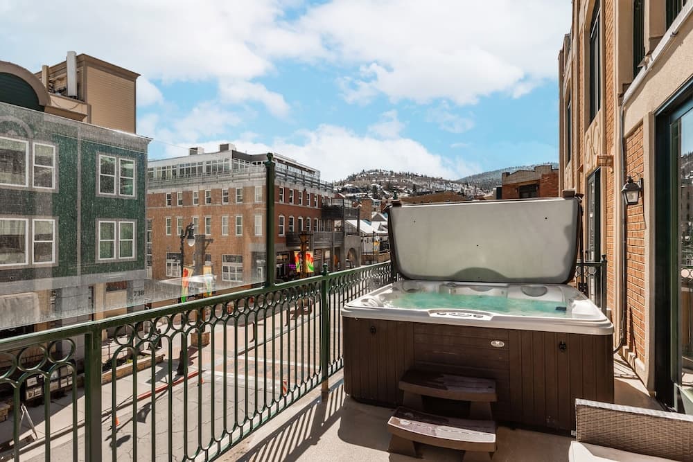 Private spa tub