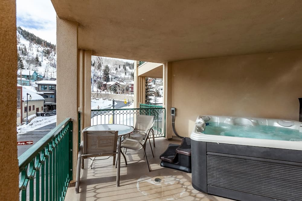 Private spa tub