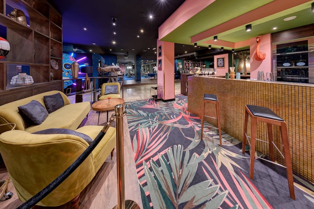 Lobby lounge