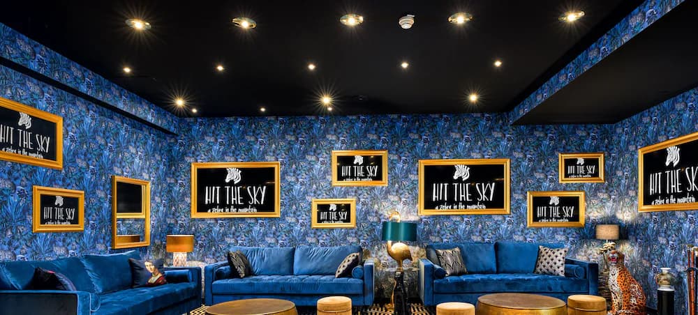 Lobby lounge