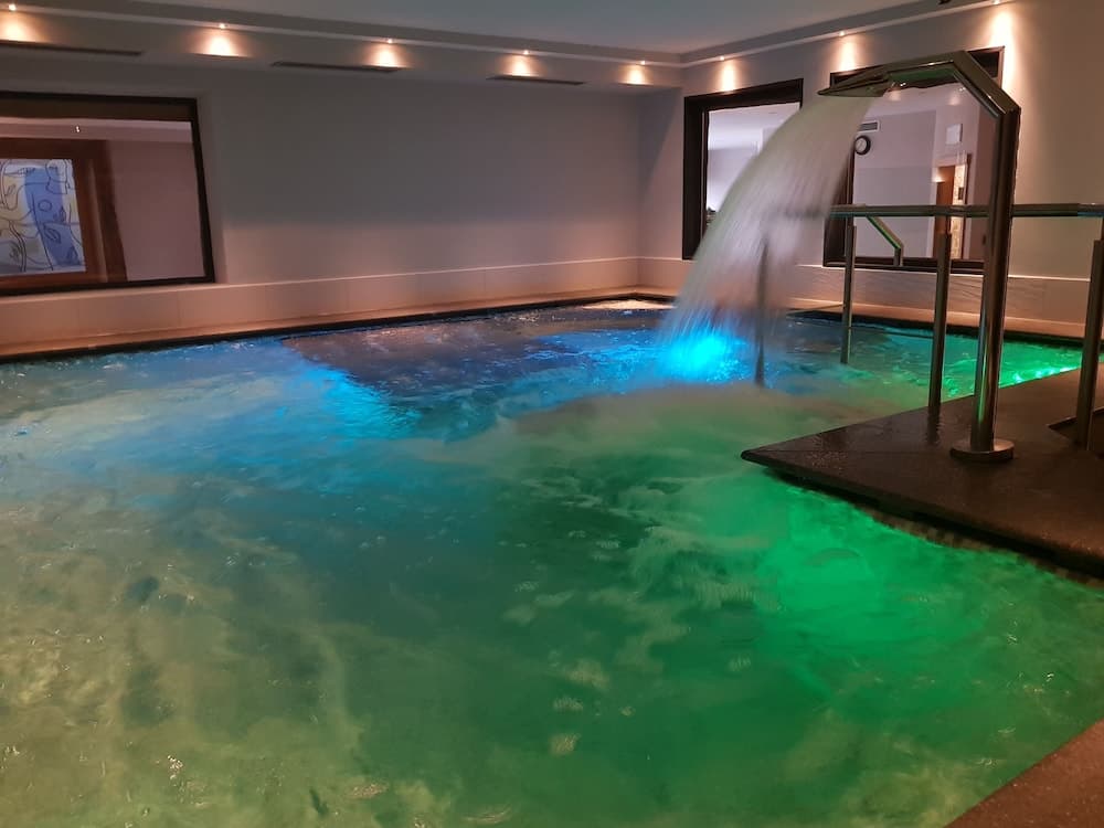 Indoor spa tub