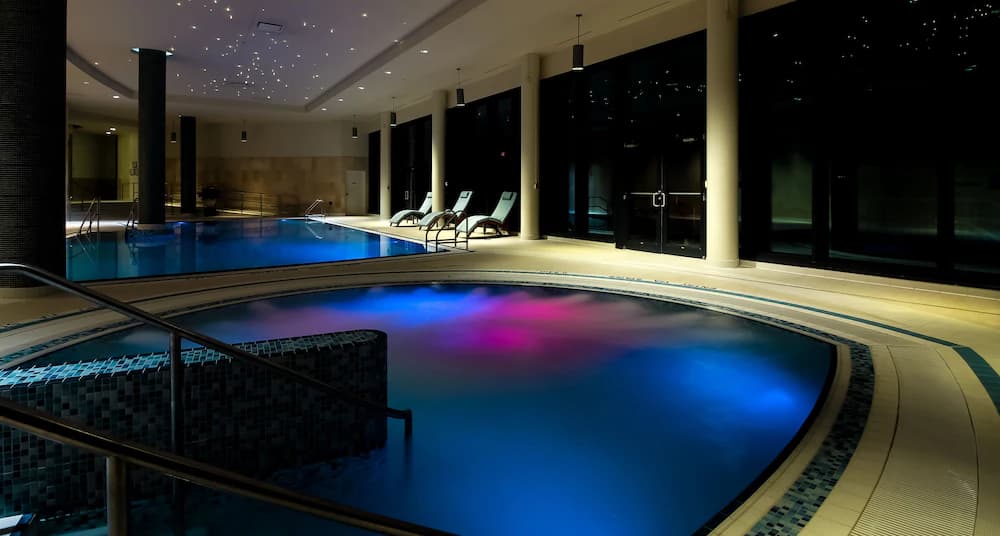 Indoor spa tub