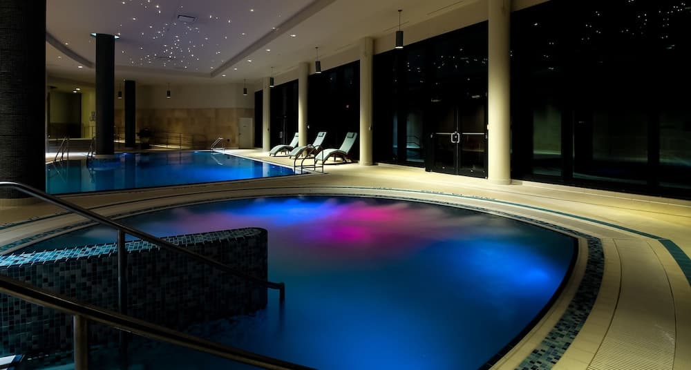 Indoor spa tub