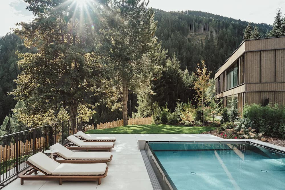 Indoor/outdoor pool