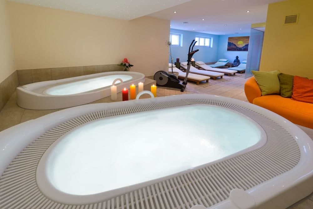 Indoor spa tub