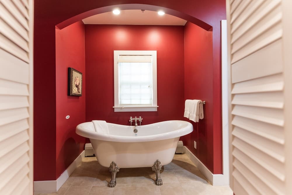 Deep soaking bathtub