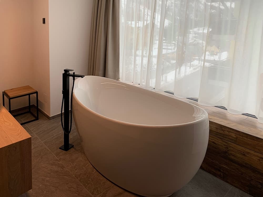 Deep soaking bathtub
