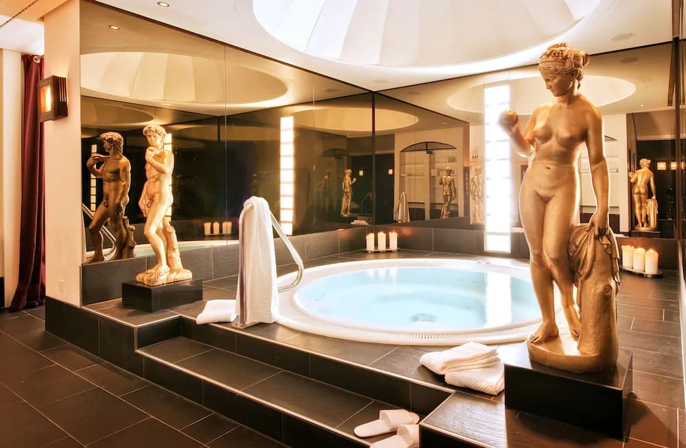 Indoor spa tub