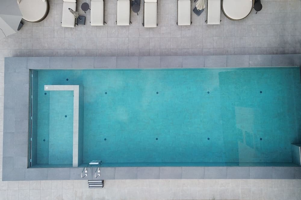 Indoor/outdoor pool