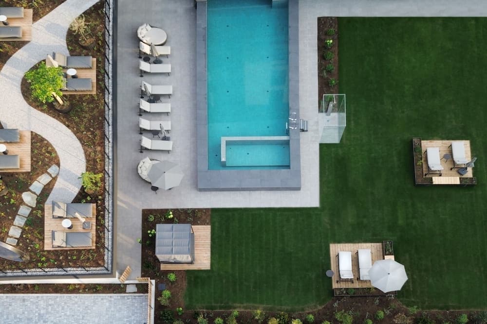 Indoor/outdoor pool