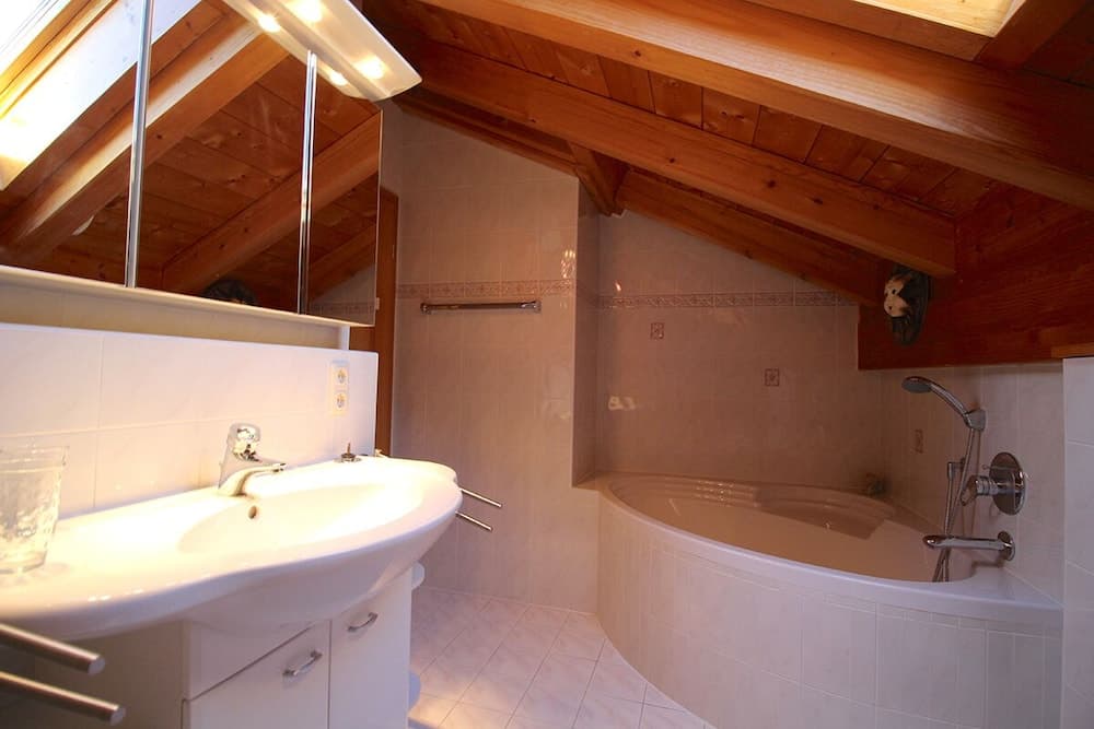 Deep soaking bathtub