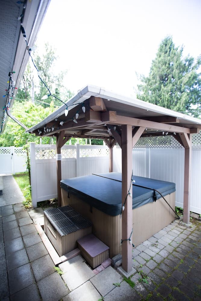 Outdoor spa tub