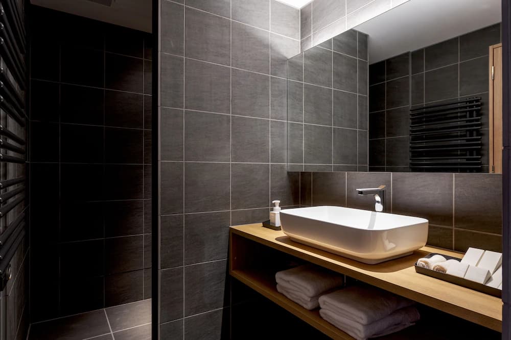 Bathroom sink