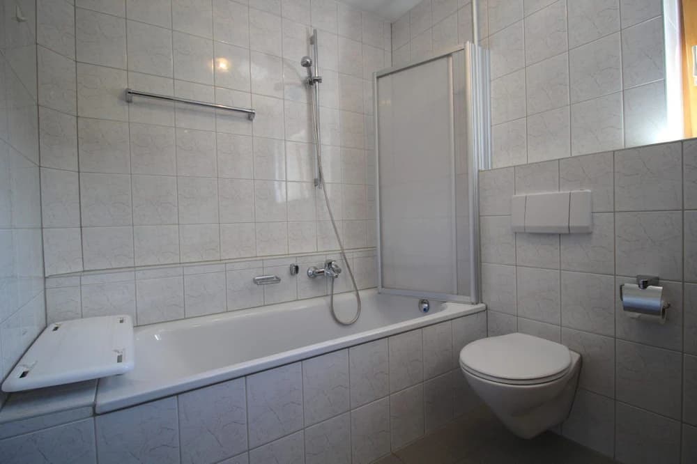 Deep soaking bathtub
