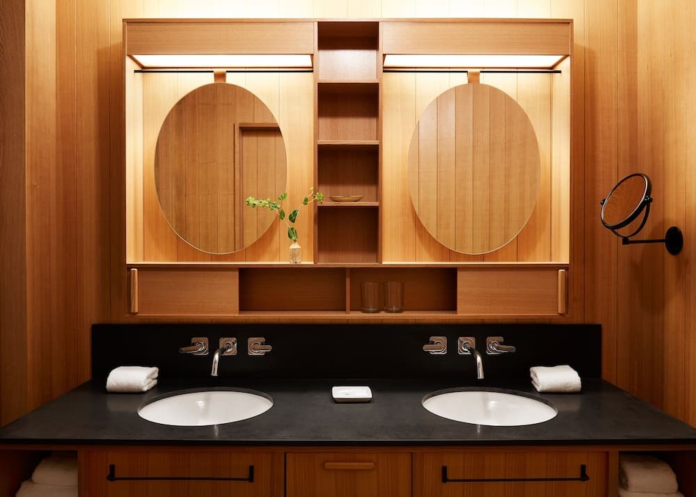 Bathroom sink