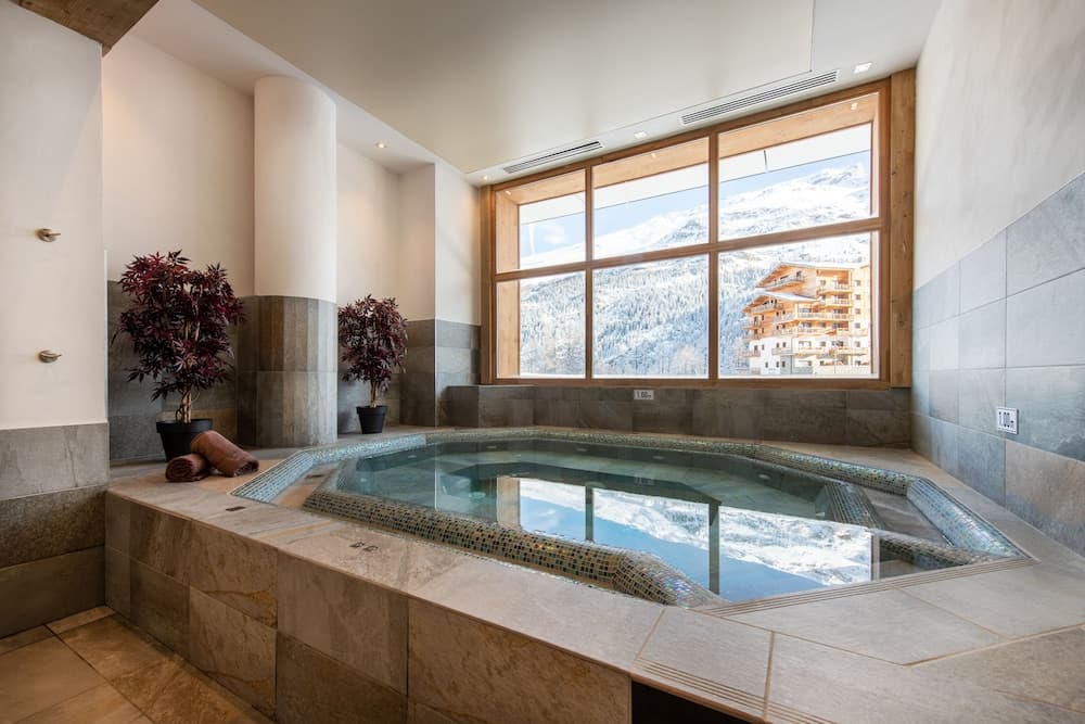 Indoor spa tub