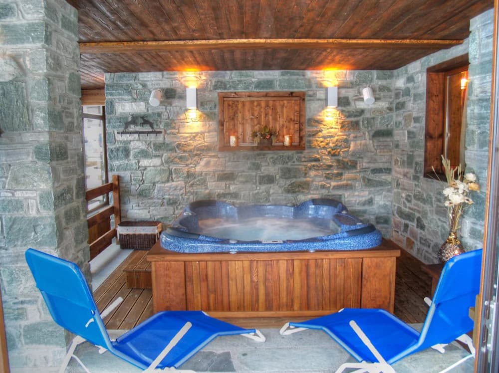 Indoor spa tub