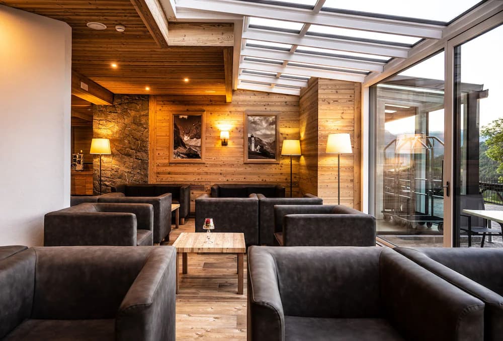 Lobby lounge