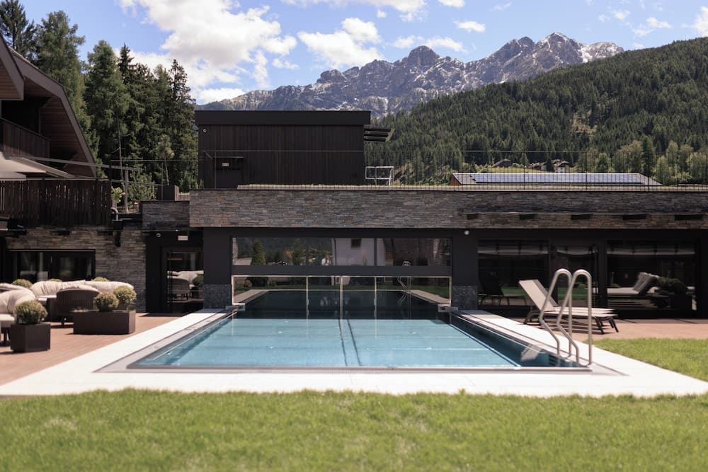 Exercise/lap pool