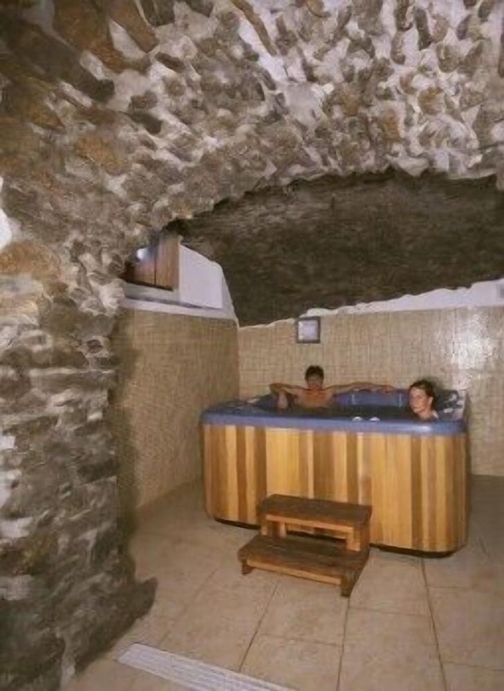 Indoor spa tub