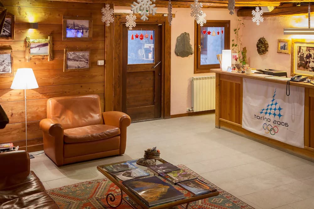 Lobby lounge