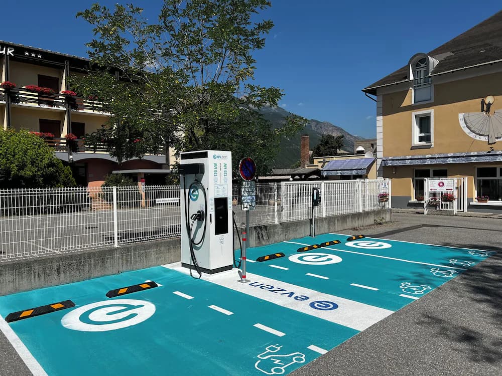 Electric vehicle charging station
