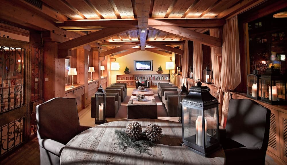 Lobby lounge