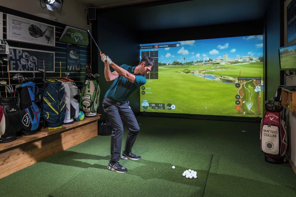 Indoor golf driving range